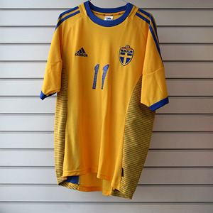 01-03 Sweden Home + 11 LARSSON + 2002 W/C Patch (Size:M)